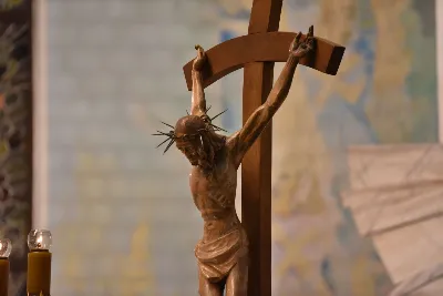 Mszy św. w Środę Popielcową na rozpoczęcie Wielkiego Postu w katedrze rzeszowskiej przewodniczył bp Jan Wątroba. Eucharystię koncelebrowali: ks. Łukasz Cyrnek, ks. Krzysztof Golas, ks. Krzysztof Gołąbek, ks. Sławomir Jeziorski, ks. Dominik Kiełb, ks. Jakub Nagi i ks. Nikodem Rybczyk.
Homilię wygłosił ks. Julian Wybraniec, wikariusz parafii katedralnej. Kaznodzieja w rozważaniu mówił o symbolice popiołu, którym w Środę Popielcową posypuje się głowy uczestników liturgii.
Po homilii odbył się obrzęd wybrania i wpisania imion do księgi katechumenów dwóch kobiet, które, jako dorosłe, przygotowują się do przyjęcia sakramentów inicjacji chrześcijańskiej.
Następnie odbył się obrzęd posypania popiołem.
Podczas Mszy św. posługę muzyczną pełniła Katedralna Schola Liturgiczna. Eucharystia była transmitowana przez Katolickie Radio VIA.
fot. ks. Jakub Oczkowicz