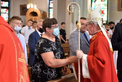 Mszą Świętą w naszej Katedrze rozpoczęły się XVI Mistrzostwa Polski Liturgicznej Służby Ołtarza w piłce nożnej o puchar „KnC”. W rozgrywkach 28 i 29 lipca 2021 r. weźmie udział 72 drużyny z 20 diecezji i 2 prowincji zakonnych. Zawody odbywają się ku pamięci śp. ks. Tomasza Blicharza.  Eucharystii przewodniczył bp Jan Wątroba. Mszę św. koncelebrowało ponad 40 księży – głównie opiekunowie drużyn sportowych z różnych diecezji. W Eucharystii uczestniczyła Stanisława Blicharz i Marcin Blicharz, mama i brat ks. Tomasz Blicharza, któremu dedykowany jest tegoroczny turniej (ks. Blicharz był przez wiele lat duszpasterzem Liturgicznej Służby Ołtarza Diecezji Rzeszowskiej, a także inicjatorem i głównym organizatorem poprzednich edycji mistrzostw LSO, które odbyły się w Rzeszowie w 2016 i 2018 r. Zmarł 17 października 2020 r. w wieku 39 lat). Po Mszy św. sportowcy z Liturgicznej Służby Ołtarza rozjechali się do czterech hal sportowych i na 8 Orlików na terenie Rzeszowa, Łąki, Trzebowniska i Tyczyna.  W zawodach uczestniczy 72 drużyny z 20 diecezji i 2 prowincji zakonnych w Polsce – jest to blisko 800 sportowców. Rywalizacja odbywa się w trzech kategoriach wiekowych: ministrant (roczniki urodzenia 2009-2013), lektor młodszy (2005-2008) i lektor starszy (2000-2004).  Diecezje rzeszowską reprezentują parafie: Gorlice (pw. Narodzenia NMP) i Rzeszów (pw. Bożego Ciała) w kategorii ministrant; Górno, Łowisko i Błażkowa w kategorii lektor młodszy oraz Zaczernie, Cmolas, Hermanowa, Rzeszów (pw. św. Mikołaja) i Tarnowiec w kategorii lektor starszy.  W poniedziałek, 28 czerwca zostaną rozegrane eliminacje. Drugi dzień zawodów również rozpocznie się Mszą św. w rzeszowskiej katedrze – Eucharystii będzie przewodniczył bp Edward Białogłowski. Ceremonię wręczenia nagród i zakończenia przewidziano na godz. 15.00 w Hali Sportowej Młodzieżowego Ośrodka Socjoterapii przy ul. Miłocińskiej w Rzeszowie.  Głównym organizatorem turnieju jest miesięcznik „KnC” – „Króluj nam Chryste”. Gospodarzami są: Diecezja Rzeszowska i Liturgiczna Służba Ołtarza Diecezji Rzeszowskiej.  Tekst i zdjęcia: ks. Tomasz Nowak 