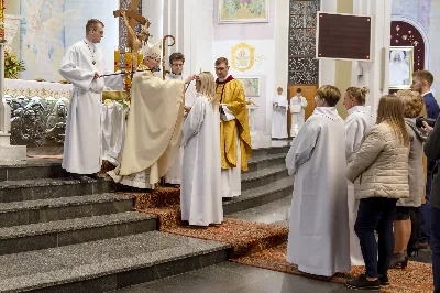 16 kwietnia 2022 r. bp Jan Wątroba przewodniczył liturgii Wigilii Paschalnej w naszej Katedrze. Podczas Mszy Świętej trzy osoby: Justyna, Anna i Nikola przyjęły sakrament chrztu, bierzmowania i Eucharystii.
fot. Joanna Prasoł
