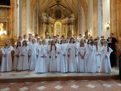 W niespełna miesiąc po I Komunii św. w Katedrze, w poniedziałek 6 czerwca 2022 r., dzieci z kl. III wraz z rodzicami i opiekunami wybrały się na pielgrzymkę dziękczynną do Wadowic i Łagiewnik. Wyprawę rozpoczęliśmy od zwiedzania nowoczesnej ekspozycji w Muzeum Domu Rodzinnego Jana Pawła II. Następnie dzieci w strojach komunijnych udały się na Mszę Świętą do wadowickiej bazyliki, dziękując za dar I Komunii Świętej i prosząc o wstawiennictwo Świętego z Wadowic. Nie zabrakło także degustacji papieskiej kremówki, która była deserem po pysznym obiedzie. Ostatnim punktem pielgrzymki była modlitwa koronką w Sanktuarium Bożego Miłosierdzia w Łagiewnikach. 
Dziękujemy wszystkim dzieciom, rodzicom i opiekunom za dar wspólnego pielgrzymowania. Dziękujemy także organizatorowi wyjazdu – biurze Matteo Travel oraz opiekunom: p. Agacie, p. Joannie, s. Julicie i ks. Julianowi, którzy czuwali nad duchowym wymiarem naszej pielgrzymki. A nade wszystko dziękujemy Panu Bogu za dobrą pogodę i szczęśliwy przebieg całej wyprawy.