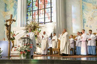 W czwartek 13 czerwca przeżywaliśmy uroczyste Nabożeństwo Fatimskie. Naszym modlitwom przewodniczył ks. Tadeusz Pindara. Kazanie wygłosił ks. Paweł Blat. O godz. 18.40 zostały przedstawione prośby i podziękowania do Matki Bożej Fatimskiej, w intencji których sprawowana była także Msza Święta. Po Mszy Świętej wyruszyła procesja z figurą Matki Bożej i relikwiami świętych Dzieci Fatimskich. Nabożeństwo zakończył Apel Jasnogórski. Dziękujemy parafii pw. Matki Bożej Częstochowskiej (Drabinianka) w Rzeszowie za przygotowanie liturgii oraz parafii pw. Miłosierdzia Bożego (Biała) za prowadzenie modlitwy różańcowej. fot. Joanna Prasoł 