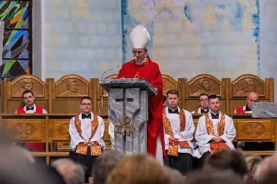 Liturgia Męki Pańskiej rozpoczęła się od procesji wejścia w zupełnej ciszy i gestu prostracji – pokornego padnięcia twarzą do ziemi głównego celebransa – Biskupa Rzeszowskiego Jana Wątroby. Drugim etapem nabożeństwa była Liturgia Słowa. Jej centrum stanowiła Męka Pańska w relacji wg św. Jana – odśpiewana przez ks. Juliana Wybrańca, kl. Dawida Piroga oraz kl. Karola Baraniewicza, z partiami tłumu wykonanymi przez Katedralny Chór Chłopięco-Męski Pueri Cantores Resovienses (tenory i basy), pod dyrekcją ks. dra Andrzeja Widaka we współpracy z Angelą Pacutą i Edytą Kotulą, dyrygentkami chóru.

W homilii bp Jan Wątroba zapraszał do odczytania na nowo sensu krzyża Jezusa i Jego Orędzia.

Trzecią częścią liturgii była adoracja krzyża. W pierwszej kolejności krzyż adorowali poprzez ucałowanie: Ksiądz Biskup, księża z Wyższego Seminarium Duchownego w Rzeszowie, księża katedralni oraz siostry zakonne. Następnie hołd krzyżowi oddali wszyscy wierni, wpatrując się w krzyż trzymany przez ks. Krzysztofa Gołąbka, proboszcza katedry.

Ostatnią częścią liturgii był obrzęd Komunii św. zakończony przeniesieniem Pana Jezusa w monstrancji do tzw. Bożego grobu. W tym roku dekoracja grobu nawiązuje do przeżywanego roku duszpasterskiego pt. „Wierzę w Kościół Chrystusowy”. Projekt autorstwa ks. Pawła Wójcika, wikariusza katedralnego, zachęca do pogłębienia relacji z Jezusem i jak wzywa napis umieszczony na grobie do „zakorzenienia w Kościele Chrystusa”.
fot. Joanna Prasoł 