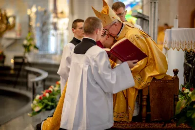 „Na swoje życie i swoje kapłaństwo trzeba popatrzeć w świetle Bożej miłości. Inaczej go nie pojmiemy ani my, ani ci, którzy będą na nas patrzeć” – mówił bp Jan Wątroba podczas Mszy św. z udzieleniem święceń prezbiteratu. 4 czerwca 2022 r. w kościele katedralnym jedenastu diakonów diecezji rzeszowskiej przyjęło sakrament kapłaństwa.
Do grona neoprezbiterów diecezji rzeszowskiej należą: ks. Sebastian Bełz z parafii w Nienadówce, ks. Krzysztof Lampart z parafii w Rudnej Wielkiej, ks. Mateusz Łachmanek z parafii w Lipinkach, ks. Karol Migut z parafii w Jasionce, ks. Marcin Murawski z parafii katedralnej w Rzeszowie, ks. Adrian Pazdan z parafii w Zagorzycach, ks. Tomasz Sienicki z parafii w Bieździedzy, ks. Dominik Świeboda z parafii w Palikówce, ks. Piotr Wąsacz z parafii bł. Władysława Findysza w Rzeszowie, ks. Mateusz Wojtuń z parafii w Święcanach oraz ks. Wiktor Zoła z parafii w Cieklinie.
Mszy św. przewodniczył i święceń udzielił bp Jan Wątroba. Eucharystię koncelebrowało około osiemdziesięciu księży, m.in: przełożeni Wyższego Seminarium Duchownego w Rzeszowie oraz proboszczowie i wikariusze z parafii rodzinnych neoprezbiterów. W Mszy św. uczestniczył abp Edward Nowak, bp Kazimierz Górny i bp Edward Białogłowski.
Zebranych w kościele katedralnym powitał ks. Krzysztof Gołąbek, proboszcz parafii.
W homilii bp Jan Wątroba nawiązał do słów z Ewangelii według św. Jana w których Chrystus tłumaczy co to znaczy być dobrym pasterzem. „Być kapłanem w Kościele Chrystusowym to znaczy mieć udział w Jego pasterskiej misji i stale upodabniać się do Dobrego Pasterza, który zna owce, karmi je, broni i jest gotów oddać życie dla ich dobra” – mówił hierarcha.
Po homilii odbył się obrzędy święceń: przyrzeczenie czci i posłuszeństwa Biskupowi Ordynariuszowi, Litania do Wszystkich Świętych podczas której kandydaci leżeli krzyżem, nałożenie rąk, modlitwa święceń oraz namaszczenie rąk krzyżmem i wręczenie chleba i wina. Podczas Liturgii Eucharystycznej nowo wyświęceni po raz pierwszy wyciągnęli dłonie nad chlebem i winem wypowiadając słowa konsekracji.
Na zakończenie Mszy św. ks. Tomasz Sienicki, podziękował w imieniu nowo wyświęconych wszystkim, którzy przyczynili się do przygotowania ich do kapłaństwa. Słowa wdzięczności, m.in. przełożonym Wyższego Seminarium Duchownego w Rzeszowie i rodzicom neoprezbiterów, wypowiedział bp Jan Wątroba. 
W drodze do zakrystii neoprezbiterzy zatrzymali się przy figurze Matki Bożej Fatimskiej zawierzając swoje kapłaństwo Matce Bożej.
W niedzielę, 5 czerwca, w Uroczystość Zesłania Ducha Świętego, neoprezbiterzy będą sprawować w swoich rodzinnych parafiach uroczyste Msze św. prymicyjne, a w najbliższych tygodniach otrzymają skierowania do parafii.

Fot. ks. Jakub Nagi oraz biala-wrona.pl
