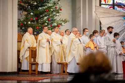 6 stycznia 2022 r., w Uroczystość Objawienia Pańskiego, o godz. 12.00 w katedrze rzeszowskiej została odprawiona Msza św. w intencji bp. Kazimierza Górnego i bp. Edwarda Białogłowskiego, którzy przeżywali kolejno 37. i 34. rocznicę konsekracji biskupich. Mszy św. przewodniczył bp Jan Wątroba. Eucharystię koncelebrował abp Edward Nowak, bp Kazimierz Górny, bp Edward Białogłowski i 30 księży. Podczas Mszy św. śpiewał Katedralny Chór Chłopięco-Męski Pueri Cantores Resovienses. Biskup Kazimierz Górny urodził się 24 grudnia 1937 r. w Lubniu. W 1960 r. przyjął święcenia kapłańskie. 6 stycznia 1985 r. w Bazylice św. Piotra w Rzymie przyjął święcenia biskupie z rąk Jana Pawła II. Jako zawołanie przyjął słowa „Omnia Tibi”. Do 1992 r. pełnił funkcję wikariusza generalnego archidiecezji krakowskiej. Od 1992 do 2013 r. był ordynariuszem diecezji rzeszowskiej. Biskup Edward Białogłowski urodził się 8 stycznia 1947 r. w Rzeplinie. W 1972 r. przyjął święcenia kapłańskie. 6 stycznia 1988 r. w katedrze przemyskiej przyjął święcenia biskupie z rąk bp. Ignacego Tokarczuka. Jako zawołanie przyjął słowa „In virtuti Spiritus Sancti”. Od 1992 r. pełni zadania biskupa pomocniczego diecezji rzeszowskiej. fot. Paulina Lęcznar