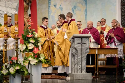 „Na swoje życie i swoje kapłaństwo trzeba popatrzeć w świetle Bożej miłości. Inaczej go nie pojmiemy ani my, ani ci, którzy będą na nas patrzeć” – mówił bp Jan Wątroba podczas Mszy św. z udzieleniem święceń prezbiteratu. 4 czerwca 2022 r. w kościele katedralnym jedenastu diakonów diecezji rzeszowskiej przyjęło sakrament kapłaństwa.
Do grona neoprezbiterów diecezji rzeszowskiej należą: ks. Sebastian Bełz z parafii w Nienadówce, ks. Krzysztof Lampart z parafii w Rudnej Wielkiej, ks. Mateusz Łachmanek z parafii w Lipinkach, ks. Karol Migut z parafii w Jasionce, ks. Marcin Murawski z parafii katedralnej w Rzeszowie, ks. Adrian Pazdan z parafii w Zagorzycach, ks. Tomasz Sienicki z parafii w Bieździedzy, ks. Dominik Świeboda z parafii w Palikówce, ks. Piotr Wąsacz z parafii bł. Władysława Findysza w Rzeszowie, ks. Mateusz Wojtuń z parafii w Święcanach oraz ks. Wiktor Zoła z parafii w Cieklinie.
Mszy św. przewodniczył i święceń udzielił bp Jan Wątroba. Eucharystię koncelebrowało około osiemdziesięciu księży, m.in: przełożeni Wyższego Seminarium Duchownego w Rzeszowie oraz proboszczowie i wikariusze z parafii rodzinnych neoprezbiterów. W Mszy św. uczestniczył abp Edward Nowak, bp Kazimierz Górny i bp Edward Białogłowski.
Zebranych w kościele katedralnym powitał ks. Krzysztof Gołąbek, proboszcz parafii.
W homilii bp Jan Wątroba nawiązał do słów z Ewangelii według św. Jana w których Chrystus tłumaczy co to znaczy być dobrym pasterzem. „Być kapłanem w Kościele Chrystusowym to znaczy mieć udział w Jego pasterskiej misji i stale upodabniać się do Dobrego Pasterza, który zna owce, karmi je, broni i jest gotów oddać życie dla ich dobra” – mówił hierarcha.
Po homilii odbył się obrzędy święceń: przyrzeczenie czci i posłuszeństwa Biskupowi Ordynariuszowi, Litania do Wszystkich Świętych podczas której kandydaci leżeli krzyżem, nałożenie rąk, modlitwa święceń oraz namaszczenie rąk krzyżmem i wręczenie chleba i wina. Podczas Liturgii Eucharystycznej nowo wyświęceni po raz pierwszy wyciągnęli dłonie nad chlebem i winem wypowiadając słowa konsekracji.
Na zakończenie Mszy św. ks. Tomasz Sienicki, podziękował w imieniu nowo wyświęconych wszystkim, którzy przyczynili się do przygotowania ich do kapłaństwa. Słowa wdzięczności, m.in. przełożonym Wyższego Seminarium Duchownego w Rzeszowie i rodzicom neoprezbiterów, wypowiedział bp Jan Wątroba. 
W drodze do zakrystii neoprezbiterzy zatrzymali się przy figurze Matki Bożej Fatimskiej zawierzając swoje kapłaństwo Matce Bożej.
W niedzielę, 5 czerwca, w Uroczystość Zesłania Ducha Świętego, neoprezbiterzy będą sprawować w swoich rodzinnych parafiach uroczyste Msze św. prymicyjne, a w najbliższych tygodniach otrzymają skierowania do parafii.

Fot. ks. Jakub Nagi oraz biala-wrona.pl
