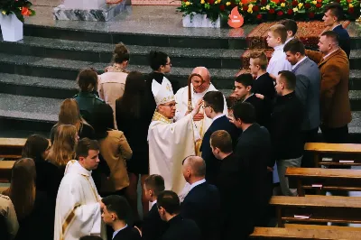 W sobotnie południe 67 naszych młodych parafian przyjęło sakrament bierzmowania. Po dwóch latach przygotowań wyrazili przed bpem Janem Wątrobą swoje pragnienie świadczenia o wierze i życia według jej zasad. Jako motto ich wzrostu w dojrzałości chrześcijańskiej Ksiądz Biskup zaproponował słowa św. Piotra: "Trzeba słuchać bardziej Boga niż ludzi".
Fot. Piotr Reszko i Katarzyna Franiszyn-Luciano