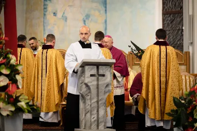 „Na swoje życie i swoje kapłaństwo trzeba popatrzeć w świetle Bożej miłości. Inaczej go nie pojmiemy ani my, ani ci, którzy będą na nas patrzeć” – mówił bp Jan Wątroba podczas Mszy św. z udzieleniem święceń prezbiteratu. 4 czerwca 2022 r. w kościele katedralnym jedenastu diakonów diecezji rzeszowskiej przyjęło sakrament kapłaństwa.
Do grona neoprezbiterów diecezji rzeszowskiej należą: ks. Sebastian Bełz z parafii w Nienadówce, ks. Krzysztof Lampart z parafii w Rudnej Wielkiej, ks. Mateusz Łachmanek z parafii w Lipinkach, ks. Karol Migut z parafii w Jasionce, ks. Marcin Murawski z parafii katedralnej w Rzeszowie, ks. Adrian Pazdan z parafii w Zagorzycach, ks. Tomasz Sienicki z parafii w Bieździedzy, ks. Dominik Świeboda z parafii w Palikówce, ks. Piotr Wąsacz z parafii bł. Władysława Findysza w Rzeszowie, ks. Mateusz Wojtuń z parafii w Święcanach oraz ks. Wiktor Zoła z parafii w Cieklinie.
Mszy św. przewodniczył i święceń udzielił bp Jan Wątroba. Eucharystię koncelebrowało około osiemdziesięciu księży, m.in: przełożeni Wyższego Seminarium Duchownego w Rzeszowie oraz proboszczowie i wikariusze z parafii rodzinnych neoprezbiterów. W Mszy św. uczestniczył abp Edward Nowak, bp Kazimierz Górny i bp Edward Białogłowski.
Zebranych w kościele katedralnym powitał ks. Krzysztof Gołąbek, proboszcz parafii.
W homilii bp Jan Wątroba nawiązał do słów z Ewangelii według św. Jana w których Chrystus tłumaczy co to znaczy być dobrym pasterzem. „Być kapłanem w Kościele Chrystusowym to znaczy mieć udział w Jego pasterskiej misji i stale upodabniać się do Dobrego Pasterza, który zna owce, karmi je, broni i jest gotów oddać życie dla ich dobra” – mówił hierarcha.
Po homilii odbył się obrzędy święceń: przyrzeczenie czci i posłuszeństwa Biskupowi Ordynariuszowi, Litania do Wszystkich Świętych podczas której kandydaci leżeli krzyżem, nałożenie rąk, modlitwa święceń oraz namaszczenie rąk krzyżmem i wręczenie chleba i wina. Podczas Liturgii Eucharystycznej nowo wyświęceni po raz pierwszy wyciągnęli dłonie nad chlebem i winem wypowiadając słowa konsekracji.
Na zakończenie Mszy św. ks. Tomasz Sienicki, podziękował w imieniu nowo wyświęconych wszystkim, którzy przyczynili się do przygotowania ich do kapłaństwa. Słowa wdzięczności, m.in. przełożonym Wyższego Seminarium Duchownego w Rzeszowie i rodzicom neoprezbiterów, wypowiedział bp Jan Wątroba. 
W drodze do zakrystii neoprezbiterzy zatrzymali się przy figurze Matki Bożej Fatimskiej zawierzając swoje kapłaństwo Matce Bożej.
W niedzielę, 5 czerwca, w Uroczystość Zesłania Ducha Świętego, neoprezbiterzy będą sprawować w swoich rodzinnych parafiach uroczyste Msze św. prymicyjne, a w najbliższych tygodniach otrzymają skierowania do parafii.

Fot. ks. Jakub Nagi oraz biala-wrona.pl
