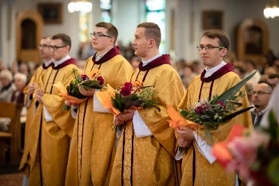 „Na swoje życie i swoje kapłaństwo trzeba popatrzeć w świetle Bożej miłości. Inaczej go nie pojmiemy ani my, ani ci, którzy będą na nas patrzeć” – mówił bp Jan Wątroba podczas Mszy św. z udzieleniem święceń prezbiteratu. 4 czerwca 2022 r. w kościele katedralnym jedenastu diakonów diecezji rzeszowskiej przyjęło sakrament kapłaństwa.
Do grona neoprezbiterów diecezji rzeszowskiej należą: ks. Sebastian Bełz z parafii w Nienadówce, ks. Krzysztof Lampart z parafii w Rudnej Wielkiej, ks. Mateusz Łachmanek z parafii w Lipinkach, ks. Karol Migut z parafii w Jasionce, ks. Marcin Murawski z parafii katedralnej w Rzeszowie, ks. Adrian Pazdan z parafii w Zagorzycach, ks. Tomasz Sienicki z parafii w Bieździedzy, ks. Dominik Świeboda z parafii w Palikówce, ks. Piotr Wąsacz z parafii bł. Władysława Findysza w Rzeszowie, ks. Mateusz Wojtuń z parafii w Święcanach oraz ks. Wiktor Zoła z parafii w Cieklinie.
Mszy św. przewodniczył i święceń udzielił bp Jan Wątroba. Eucharystię koncelebrowało około osiemdziesięciu księży, m.in: przełożeni Wyższego Seminarium Duchownego w Rzeszowie oraz proboszczowie i wikariusze z parafii rodzinnych neoprezbiterów. W Mszy św. uczestniczył abp Edward Nowak, bp Kazimierz Górny i bp Edward Białogłowski.
Zebranych w kościele katedralnym powitał ks. Krzysztof Gołąbek, proboszcz parafii.
W homilii bp Jan Wątroba nawiązał do słów z Ewangelii według św. Jana w których Chrystus tłumaczy co to znaczy być dobrym pasterzem. „Być kapłanem w Kościele Chrystusowym to znaczy mieć udział w Jego pasterskiej misji i stale upodabniać się do Dobrego Pasterza, który zna owce, karmi je, broni i jest gotów oddać życie dla ich dobra” – mówił hierarcha.
Po homilii odbył się obrzędy święceń: przyrzeczenie czci i posłuszeństwa Biskupowi Ordynariuszowi, Litania do Wszystkich Świętych podczas której kandydaci leżeli krzyżem, nałożenie rąk, modlitwa święceń oraz namaszczenie rąk krzyżmem i wręczenie chleba i wina. Podczas Liturgii Eucharystycznej nowo wyświęceni po raz pierwszy wyciągnęli dłonie nad chlebem i winem wypowiadając słowa konsekracji.
Na zakończenie Mszy św. ks. Tomasz Sienicki, podziękował w imieniu nowo wyświęconych wszystkim, którzy przyczynili się do przygotowania ich do kapłaństwa. Słowa wdzięczności, m.in. przełożonym Wyższego Seminarium Duchownego w Rzeszowie i rodzicom neoprezbiterów, wypowiedział bp Jan Wątroba. 
W drodze do zakrystii neoprezbiterzy zatrzymali się przy figurze Matki Bożej Fatimskiej zawierzając swoje kapłaństwo Matce Bożej.
W niedzielę, 5 czerwca, w Uroczystość Zesłania Ducha Świętego, neoprezbiterzy będą sprawować w swoich rodzinnych parafiach uroczyste Msze św. prymicyjne, a w najbliższych tygodniach otrzymają skierowania do parafii.

Fot. ks. Jakub Nagi oraz biala-wrona.pl
