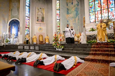 „Na swoje życie i swoje kapłaństwo trzeba popatrzeć w świetle Bożej miłości. Inaczej go nie pojmiemy ani my, ani ci, którzy będą na nas patrzeć” – mówił bp Jan Wątroba podczas Mszy św. z udzieleniem święceń prezbiteratu. 4 czerwca 2022 r. w kościele katedralnym jedenastu diakonów diecezji rzeszowskiej przyjęło sakrament kapłaństwa.
Do grona neoprezbiterów diecezji rzeszowskiej należą: ks. Sebastian Bełz z parafii w Nienadówce, ks. Krzysztof Lampart z parafii w Rudnej Wielkiej, ks. Mateusz Łachmanek z parafii w Lipinkach, ks. Karol Migut z parafii w Jasionce, ks. Marcin Murawski z parafii katedralnej w Rzeszowie, ks. Adrian Pazdan z parafii w Zagorzycach, ks. Tomasz Sienicki z parafii w Bieździedzy, ks. Dominik Świeboda z parafii w Palikówce, ks. Piotr Wąsacz z parafii bł. Władysława Findysza w Rzeszowie, ks. Mateusz Wojtuń z parafii w Święcanach oraz ks. Wiktor Zoła z parafii w Cieklinie.
Mszy św. przewodniczył i święceń udzielił bp Jan Wątroba. Eucharystię koncelebrowało około osiemdziesięciu księży, m.in: przełożeni Wyższego Seminarium Duchownego w Rzeszowie oraz proboszczowie i wikariusze z parafii rodzinnych neoprezbiterów. W Mszy św. uczestniczył abp Edward Nowak, bp Kazimierz Górny i bp Edward Białogłowski.
Zebranych w kościele katedralnym powitał ks. Krzysztof Gołąbek, proboszcz parafii.
W homilii bp Jan Wątroba nawiązał do słów z Ewangelii według św. Jana w których Chrystus tłumaczy co to znaczy być dobrym pasterzem. „Być kapłanem w Kościele Chrystusowym to znaczy mieć udział w Jego pasterskiej misji i stale upodabniać się do Dobrego Pasterza, który zna owce, karmi je, broni i jest gotów oddać życie dla ich dobra” – mówił hierarcha.
Po homilii odbył się obrzędy święceń: przyrzeczenie czci i posłuszeństwa Biskupowi Ordynariuszowi, Litania do Wszystkich Świętych podczas której kandydaci leżeli krzyżem, nałożenie rąk, modlitwa święceń oraz namaszczenie rąk krzyżmem i wręczenie chleba i wina. Podczas Liturgii Eucharystycznej nowo wyświęceni po raz pierwszy wyciągnęli dłonie nad chlebem i winem wypowiadając słowa konsekracji.
Na zakończenie Mszy św. ks. Tomasz Sienicki, podziękował w imieniu nowo wyświęconych wszystkim, którzy przyczynili się do przygotowania ich do kapłaństwa. Słowa wdzięczności, m.in. przełożonym Wyższego Seminarium Duchownego w Rzeszowie i rodzicom neoprezbiterów, wypowiedział bp Jan Wątroba. 
W drodze do zakrystii neoprezbiterzy zatrzymali się przy figurze Matki Bożej Fatimskiej zawierzając swoje kapłaństwo Matce Bożej.
W niedzielę, 5 czerwca, w Uroczystość Zesłania Ducha Świętego, neoprezbiterzy będą sprawować w swoich rodzinnych parafiach uroczyste Msze św. prymicyjne, a w najbliższych tygodniach otrzymają skierowania do parafii.

Fot. ks. Jakub Nagi oraz biala-wrona.pl
