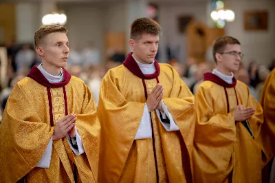 „Na swoje życie i swoje kapłaństwo trzeba popatrzeć w świetle Bożej miłości. Inaczej go nie pojmiemy ani my, ani ci, którzy będą na nas patrzeć” – mówił bp Jan Wątroba podczas Mszy św. z udzieleniem święceń prezbiteratu. 4 czerwca 2022 r. w kościele katedralnym jedenastu diakonów diecezji rzeszowskiej przyjęło sakrament kapłaństwa.
Do grona neoprezbiterów diecezji rzeszowskiej należą: ks. Sebastian Bełz z parafii w Nienadówce, ks. Krzysztof Lampart z parafii w Rudnej Wielkiej, ks. Mateusz Łachmanek z parafii w Lipinkach, ks. Karol Migut z parafii w Jasionce, ks. Marcin Murawski z parafii katedralnej w Rzeszowie, ks. Adrian Pazdan z parafii w Zagorzycach, ks. Tomasz Sienicki z parafii w Bieździedzy, ks. Dominik Świeboda z parafii w Palikówce, ks. Piotr Wąsacz z parafii bł. Władysława Findysza w Rzeszowie, ks. Mateusz Wojtuń z parafii w Święcanach oraz ks. Wiktor Zoła z parafii w Cieklinie.
Mszy św. przewodniczył i święceń udzielił bp Jan Wątroba. Eucharystię koncelebrowało około osiemdziesięciu księży, m.in: przełożeni Wyższego Seminarium Duchownego w Rzeszowie oraz proboszczowie i wikariusze z parafii rodzinnych neoprezbiterów. W Mszy św. uczestniczył abp Edward Nowak, bp Kazimierz Górny i bp Edward Białogłowski.
Zebranych w kościele katedralnym powitał ks. Krzysztof Gołąbek, proboszcz parafii.
W homilii bp Jan Wątroba nawiązał do słów z Ewangelii według św. Jana w których Chrystus tłumaczy co to znaczy być dobrym pasterzem. „Być kapłanem w Kościele Chrystusowym to znaczy mieć udział w Jego pasterskiej misji i stale upodabniać się do Dobrego Pasterza, który zna owce, karmi je, broni i jest gotów oddać życie dla ich dobra” – mówił hierarcha.
Po homilii odbył się obrzędy święceń: przyrzeczenie czci i posłuszeństwa Biskupowi Ordynariuszowi, Litania do Wszystkich Świętych podczas której kandydaci leżeli krzyżem, nałożenie rąk, modlitwa święceń oraz namaszczenie rąk krzyżmem i wręczenie chleba i wina. Podczas Liturgii Eucharystycznej nowo wyświęceni po raz pierwszy wyciągnęli dłonie nad chlebem i winem wypowiadając słowa konsekracji.
Na zakończenie Mszy św. ks. Tomasz Sienicki, podziękował w imieniu nowo wyświęconych wszystkim, którzy przyczynili się do przygotowania ich do kapłaństwa. Słowa wdzięczności, m.in. przełożonym Wyższego Seminarium Duchownego w Rzeszowie i rodzicom neoprezbiterów, wypowiedział bp Jan Wątroba. 
W drodze do zakrystii neoprezbiterzy zatrzymali się przy figurze Matki Bożej Fatimskiej zawierzając swoje kapłaństwo Matce Bożej.
W niedzielę, 5 czerwca, w Uroczystość Zesłania Ducha Świętego, neoprezbiterzy będą sprawować w swoich rodzinnych parafiach uroczyste Msze św. prymicyjne, a w najbliższych tygodniach otrzymają skierowania do parafii.

Fot. ks. Jakub Nagi oraz biala-wrona.pl
