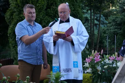 W sobotę 12 maja o godz.19.00 w ramach corocznych nabożeństw majowych przy kapliczkach osiedlowych w naszej parafii, przy ul. Cichej przy figurze Matki Bożej modlitwy poprowadził ks. Krzysztof Gołąbek - proboszcz Katedry. Kantorem był organista Wiesław Siewierski. fot. Rafał Waszczak