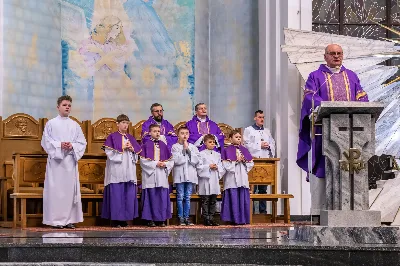 W Środę Popielcową (14 lutego) biskup Jan Wątroba odprawił w katedrze rzeszowskiej Mszę Świętą na rozpoczęcie Wielkiego Postu. Homilię wygłosił ks. dr Paweł Koleśnikowicz, który prowadzi rekolekcje wielkopostne w parafii katedralnej. Podczas Eucharystii odbył się obrzęd posypania głów popiołem. Śpiew podczas liturgii prowadziła Katedralna Schola Liturgiczna. Liturgia była transmitowana przez Radio VIA. fot. Joanna Prasoł