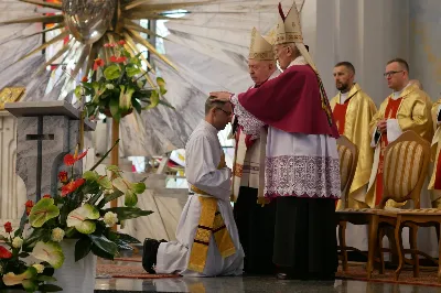 „Na swoje życie i swoje kapłaństwo trzeba popatrzeć w świetle Bożej miłości. Inaczej go nie pojmiemy ani my, ani ci, którzy będą na nas patrzeć” – mówił bp Jan Wątroba podczas Mszy św. z udzieleniem święceń prezbiteratu. 4 czerwca 2022 r. w kościele katedralnym jedenastu diakonów diecezji rzeszowskiej przyjęło sakrament kapłaństwa.
Do grona neoprezbiterów diecezji rzeszowskiej należą: ks. Sebastian Bełz z parafii w Nienadówce, ks. Krzysztof Lampart z parafii w Rudnej Wielkiej, ks. Mateusz Łachmanek z parafii w Lipinkach, ks. Karol Migut z parafii w Jasionce, ks. Marcin Murawski z parafii katedralnej w Rzeszowie, ks. Adrian Pazdan z parafii w Zagorzycach, ks. Tomasz Sienicki z parafii w Bieździedzy, ks. Dominik Świeboda z parafii w Palikówce, ks. Piotr Wąsacz z parafii bł. Władysława Findysza w Rzeszowie, ks. Mateusz Wojtuń z parafii w Święcanach oraz ks. Wiktor Zoła z parafii w Cieklinie.
Mszy św. przewodniczył i święceń udzielił bp Jan Wątroba. Eucharystię koncelebrowało około osiemdziesięciu księży, m.in: przełożeni Wyższego Seminarium Duchownego w Rzeszowie oraz proboszczowie i wikariusze z parafii rodzinnych neoprezbiterów. W Mszy św. uczestniczył abp Edward Nowak, bp Kazimierz Górny i bp Edward Białogłowski.
Zebranych w kościele katedralnym powitał ks. Krzysztof Gołąbek, proboszcz parafii.
W homilii bp Jan Wątroba nawiązał do słów z Ewangelii według św. Jana w których Chrystus tłumaczy co to znaczy być dobrym pasterzem. „Być kapłanem w Kościele Chrystusowym to znaczy mieć udział w Jego pasterskiej misji i stale upodabniać się do Dobrego Pasterza, który zna owce, karmi je, broni i jest gotów oddać życie dla ich dobra” – mówił hierarcha.
Po homilii odbył się obrzędy święceń: przyrzeczenie czci i posłuszeństwa Biskupowi Ordynariuszowi, Litania do Wszystkich Świętych podczas której kandydaci leżeli krzyżem, nałożenie rąk, modlitwa święceń oraz namaszczenie rąk krzyżmem i wręczenie chleba i wina. Podczas Liturgii Eucharystycznej nowo wyświęceni po raz pierwszy wyciągnęli dłonie nad chlebem i winem wypowiadając słowa konsekracji.
Na zakończenie Mszy św. ks. Tomasz Sienicki, podziękował w imieniu nowo wyświęconych wszystkim, którzy przyczynili się do przygotowania ich do kapłaństwa. Słowa wdzięczności, m.in. przełożonym Wyższego Seminarium Duchownego w Rzeszowie i rodzicom neoprezbiterów, wypowiedział bp Jan Wątroba. 
W drodze do zakrystii neoprezbiterzy zatrzymali się przy figurze Matki Bożej Fatimskiej zawierzając swoje kapłaństwo Matce Bożej.
W niedzielę, 5 czerwca, w Uroczystość Zesłania Ducha Świętego, neoprezbiterzy będą sprawować w swoich rodzinnych parafiach uroczyste Msze św. prymicyjne, a w najbliższych tygodniach otrzymają skierowania do parafii.

Fot. ks. Jakub Nagi oraz biala-wrona.pl
