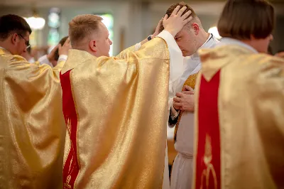 „Na swoje życie i swoje kapłaństwo trzeba popatrzeć w świetle Bożej miłości. Inaczej go nie pojmiemy ani my, ani ci, którzy będą na nas patrzeć” – mówił bp Jan Wątroba podczas Mszy św. z udzieleniem święceń prezbiteratu. 4 czerwca 2022 r. w kościele katedralnym jedenastu diakonów diecezji rzeszowskiej przyjęło sakrament kapłaństwa.
Do grona neoprezbiterów diecezji rzeszowskiej należą: ks. Sebastian Bełz z parafii w Nienadówce, ks. Krzysztof Lampart z parafii w Rudnej Wielkiej, ks. Mateusz Łachmanek z parafii w Lipinkach, ks. Karol Migut z parafii w Jasionce, ks. Marcin Murawski z parafii katedralnej w Rzeszowie, ks. Adrian Pazdan z parafii w Zagorzycach, ks. Tomasz Sienicki z parafii w Bieździedzy, ks. Dominik Świeboda z parafii w Palikówce, ks. Piotr Wąsacz z parafii bł. Władysława Findysza w Rzeszowie, ks. Mateusz Wojtuń z parafii w Święcanach oraz ks. Wiktor Zoła z parafii w Cieklinie.
Mszy św. przewodniczył i święceń udzielił bp Jan Wątroba. Eucharystię koncelebrowało około osiemdziesięciu księży, m.in: przełożeni Wyższego Seminarium Duchownego w Rzeszowie oraz proboszczowie i wikariusze z parafii rodzinnych neoprezbiterów. W Mszy św. uczestniczył abp Edward Nowak, bp Kazimierz Górny i bp Edward Białogłowski.
Zebranych w kościele katedralnym powitał ks. Krzysztof Gołąbek, proboszcz parafii.
W homilii bp Jan Wątroba nawiązał do słów z Ewangelii według św. Jana w których Chrystus tłumaczy co to znaczy być dobrym pasterzem. „Być kapłanem w Kościele Chrystusowym to znaczy mieć udział w Jego pasterskiej misji i stale upodabniać się do Dobrego Pasterza, który zna owce, karmi je, broni i jest gotów oddać życie dla ich dobra” – mówił hierarcha.
Po homilii odbył się obrzędy święceń: przyrzeczenie czci i posłuszeństwa Biskupowi Ordynariuszowi, Litania do Wszystkich Świętych podczas której kandydaci leżeli krzyżem, nałożenie rąk, modlitwa święceń oraz namaszczenie rąk krzyżmem i wręczenie chleba i wina. Podczas Liturgii Eucharystycznej nowo wyświęceni po raz pierwszy wyciągnęli dłonie nad chlebem i winem wypowiadając słowa konsekracji.
Na zakończenie Mszy św. ks. Tomasz Sienicki, podziękował w imieniu nowo wyświęconych wszystkim, którzy przyczynili się do przygotowania ich do kapłaństwa. Słowa wdzięczności, m.in. przełożonym Wyższego Seminarium Duchownego w Rzeszowie i rodzicom neoprezbiterów, wypowiedział bp Jan Wątroba. 
W drodze do zakrystii neoprezbiterzy zatrzymali się przy figurze Matki Bożej Fatimskiej zawierzając swoje kapłaństwo Matce Bożej.
W niedzielę, 5 czerwca, w Uroczystość Zesłania Ducha Świętego, neoprezbiterzy będą sprawować w swoich rodzinnych parafiach uroczyste Msze św. prymicyjne, a w najbliższych tygodniach otrzymają skierowania do parafii.

Fot. ks. Jakub Nagi oraz biala-wrona.pl
