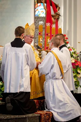 „Na swoje życie i swoje kapłaństwo trzeba popatrzeć w świetle Bożej miłości. Inaczej go nie pojmiemy ani my, ani ci, którzy będą na nas patrzeć” – mówił bp Jan Wątroba podczas Mszy św. z udzieleniem święceń prezbiteratu. 4 czerwca 2022 r. w kościele katedralnym jedenastu diakonów diecezji rzeszowskiej przyjęło sakrament kapłaństwa.
Do grona neoprezbiterów diecezji rzeszowskiej należą: ks. Sebastian Bełz z parafii w Nienadówce, ks. Krzysztof Lampart z parafii w Rudnej Wielkiej, ks. Mateusz Łachmanek z parafii w Lipinkach, ks. Karol Migut z parafii w Jasionce, ks. Marcin Murawski z parafii katedralnej w Rzeszowie, ks. Adrian Pazdan z parafii w Zagorzycach, ks. Tomasz Sienicki z parafii w Bieździedzy, ks. Dominik Świeboda z parafii w Palikówce, ks. Piotr Wąsacz z parafii bł. Władysława Findysza w Rzeszowie, ks. Mateusz Wojtuń z parafii w Święcanach oraz ks. Wiktor Zoła z parafii w Cieklinie.
Mszy św. przewodniczył i święceń udzielił bp Jan Wątroba. Eucharystię koncelebrowało około osiemdziesięciu księży, m.in: przełożeni Wyższego Seminarium Duchownego w Rzeszowie oraz proboszczowie i wikariusze z parafii rodzinnych neoprezbiterów. W Mszy św. uczestniczył abp Edward Nowak, bp Kazimierz Górny i bp Edward Białogłowski.
Zebranych w kościele katedralnym powitał ks. Krzysztof Gołąbek, proboszcz parafii.
W homilii bp Jan Wątroba nawiązał do słów z Ewangelii według św. Jana w których Chrystus tłumaczy co to znaczy być dobrym pasterzem. „Być kapłanem w Kościele Chrystusowym to znaczy mieć udział w Jego pasterskiej misji i stale upodabniać się do Dobrego Pasterza, który zna owce, karmi je, broni i jest gotów oddać życie dla ich dobra” – mówił hierarcha.
Po homilii odbył się obrzędy święceń: przyrzeczenie czci i posłuszeństwa Biskupowi Ordynariuszowi, Litania do Wszystkich Świętych podczas której kandydaci leżeli krzyżem, nałożenie rąk, modlitwa święceń oraz namaszczenie rąk krzyżmem i wręczenie chleba i wina. Podczas Liturgii Eucharystycznej nowo wyświęceni po raz pierwszy wyciągnęli dłonie nad chlebem i winem wypowiadając słowa konsekracji.
Na zakończenie Mszy św. ks. Tomasz Sienicki, podziękował w imieniu nowo wyświęconych wszystkim, którzy przyczynili się do przygotowania ich do kapłaństwa. Słowa wdzięczności, m.in. przełożonym Wyższego Seminarium Duchownego w Rzeszowie i rodzicom neoprezbiterów, wypowiedział bp Jan Wątroba. 
W drodze do zakrystii neoprezbiterzy zatrzymali się przy figurze Matki Bożej Fatimskiej zawierzając swoje kapłaństwo Matce Bożej.
W niedzielę, 5 czerwca, w Uroczystość Zesłania Ducha Świętego, neoprezbiterzy będą sprawować w swoich rodzinnych parafiach uroczyste Msze św. prymicyjne, a w najbliższych tygodniach otrzymają skierowania do parafii.

Fot. ks. Jakub Nagi oraz biala-wrona.pl
