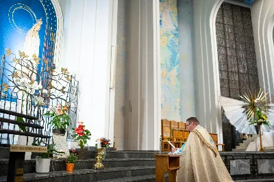 Ponad 100 lat temu, w roku 1917 r. w Fatimie, Matka Boża każdego 13. dnia miesiąca od maja do października objawiała się trójce dzieci: Łucji, Hiacyncie i Franciszkowi. Prosiła ich wówczas o odmawianie modlitwy różańcowej w intencji pokoju na świecie i nawrócenia grzeszników. Wzorem tych wydarzeń w wielu parafiach w Polsce i na świecie prowadzone są nabożeństwa fatimskie. Nie inaczej jest w rzeszowskiej katedrze, gdzie 13 października zakończono cykl tegorocznych spotkań modlitewnych przy figurze Pani Fatimskiej. Wieczór fatimski rozpoczął się o godz. 18:40 odczytaniem próśb i podziękowań do Matki Bożej Fatimskiej. Wcześniej wierni mogli skorzystać z sakramentu pokuty. O godz. 19:00 odprawiono uroczystą Mszę Świętą, której przewodniczył ks. Andrzej Szpaczyński – ojciec duchowny w Wyższym Seminarium Duchownym w Rzeszowie. Wygłosił on także homilię, w której nawiązał do liturgii słowa z dnia, przyrównując ją do myślenia współczesnego człowieka. „Jezus mówi do nas «Kto nie jest ze mną, jest przeciwko mnie». Można pomyśleć: jestem teraz w kościele, modlę się, spowiadam, przyjmuję sakramenty, ale czy rzeczywiście jestem z Jezusem czy tylko z Nim bywam? Czy jestem w Jego obecności cały czas czy jedynie bywam z Nim przez pewne chwile w ciągu dnia? Być z Jezusem to być po Jego stronie, mieć podobne myślenie, jak On, które przejawia się w czynach, podejmowanych decyzjach, a także w patrzeniu na drugiego. To wiara jest filtrem, który pozwala zobaczyć w drugim człowieku nie przeciwnika, ale brata – nawet jeśli jest on inny lub myśli inaczej. Wiara może pomagać wchodzić z nim w relację. Warto zadać sobie pytanie: czy mam w sobie ten filtr, ten sposób patrzenia, dzięki któremu jestem po stronie Jezusa?”. Następnie celebrans przywołał wydarzenia z portugalskiego miasteczka: „Choć nie jesteśmy świadkami cudu słońca, który zobaczył dziesięciotysięczny tłum 13 października 1917 w Fatimie, to słyszymy dzisiaj wezwanie do nawrócenia i pokuty. Każdy z nas jest wezwany, by się nawracać. Być może nawróceniu powinno ulec nasze spojrzenie na innych, by zobaczyć w nich dobro, a na świat patrzeć z wiarą”. Mszę Świętą koncelebrowali ks. Bogusław Babiarz – dyrektor administracyjny WSD w Rzeszowie, ks. Krzysztof Gołąbek – proboszcz parafii katedralnej oraz ks. Michał Rurak – katedralny wikariusz. Posługę w czasie liturgii pełnili alumni rzeszowskiego seminarium, którzy wraz z diakonem Łukaszem prowadzili także modlitwę różańcową z rozważaniami opartymi o historię błogosławionej rodziny Ulmów. Korzystając z ciepłej, jesiennej pogody po zakończonej Mszy Świętej odbyła się procesja na placu przed świątynią z figurą Pani Fatimskiej. Wierni z świecami w rękach zawierzali siebie, swoje rodziny i wszelkie troski w modlitwie różańcowej. Duchowo łączyli się z nimi słuchacze katolickiego radia VIA, które transmitowało całe nabożeństwo. Przed wyśpiewaniem Apelu Jasnogórskiego ks. Krzysztof, proboszcz parafii katedralnej, podsumował tegoroczne nabożeństwa fatimskie, dziękując wiernym za uczestnictwo w uwielbieniu Boga za przyczyną Pani Fatimskiej. W sposób szczególny podziękowania skierował do braci alumnów z roku propedeutycznego, życząc, aby modlitwa przy figurze Matki Bożej z Fatimy umacniała rozeznawanie drogi ich powołania. Wyrazy wdzięczności popłynęły w stronę kapłanów z dekanatu Rzeszów-Katedra, sióstr zakonnych, orkiestry pod batutą Tadeusza Cielaka, która uświetniała każde z tegorocznych nabożeństw oraz słuchaczy katolickiego radia VIA. Do godz. 22:00 w świątyni trwała adoracja Najświętszego Sakramentu, w której wierni licznie uczestniczyli. Od listopada do kwietnia 13. dnia miesiąca w świątyni katedralnej prowadzona jest modlitwa różańcowa przy figurze Matki Bożej Fatimskiej o godz. 17:30. Niech wezwanie Maryi do codziennej modlitwy różańcowej przyświeca nam nie tylko w październiku i przy okazji nabożeństw fatimskich, ale każdego dnia. 
tekst: Angelika Karnasiewicz 
fot. Jola Warchoł