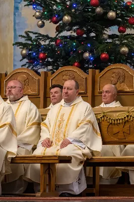 W uroczystość Objawienia Pańskiego, 6 stycznia 2024 r., w katedrze rzeszowskiej odprawiono Mszę św., której przewodniczył bp Jan Wątroba. W liturgii wzięli udział również abp Edward Nowak, bp Edward Białogłowski, bp Kazimierz Górny oraz kilkudziesięciu kapłanów koncelebrujących Eucharystię. W tym dniu bp Kazimierz Górny obchodził 39. rocznicę święceń biskupich, których udzielił św. Jan Paweł II w Watykanie, 6 stycznia 1985 r. Zaś bp Edward Białogłowski przeżywał 36. rocznicę sakry biskupiej, której udzielił abp Ignacy Tokarczuk w Przemyślu, 6 stycznia 1988 r.
fot. Joanna Prasoł