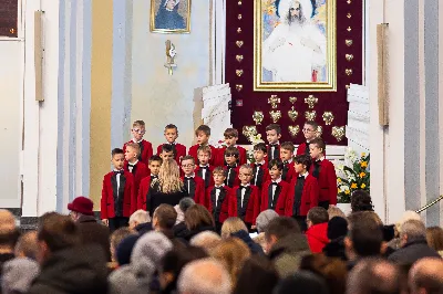 W niedzielę, 18 grudnia 2022 roku, podczas uroczystej Mszy Świętej o godz. 12.00 w Katedrze Rzeszowskiej do grona chórzystów Katedralnego Chóru Chłopięco-Męskiego Pueri Cantores Resovienses dołączyło 20 najmłodszych chłopców.
„Młodziki”, bo tak są nazywani przez starszych kolegów, złożyli przyrzeczenie, że będą godnie reprezentować brać chóralną i śpiewać na chwałę Pana.
Najmłodsi kandydaci na chórzystów zostali wyłonieni podczas rekrutacji prowadzonej przez poprzedniego dyrygenta, Marcina Florczaka, w rzeszowskich szkołach podstawowych jeszcze na wiosnę. Od razu rozpoczęli próby. Intensywnie przez tydzień ćwiczyli swoje głosy razem ze starszymi kolegami podczas corocznego Muzycznego Obozu Szkoleniowo-Wypoczynkowego we Frysztaku, który odbył się początkiem lipca. W wolnych chwilach uczestniczyli w wycieczkach i zajęciach sportowych. Mieli okazję poznać kolegów z chóru i lepiej się poznać.
Obecnie dyrygentkami Katedralnego Chóru Chłopięco-Męskiego Pueri Cantores Resovienses są: Edyta Kotula i Angela Pacuta. 
Po Mszy Świętej Chór wraz z ks. Krzysztofem Gołąbkiem – proboszczem Katedry oraz ks. Julianem Wybrańcem – duszpasterzem Chóru z ramienia biskupa diecezji rzeszowskiej, a także dyrygentkami: Edytą Kotulą i Angelą Pacutą, na stopniach ołtarza Rzeszowskiej Katedry pozował do wspólnego zdjęcia. Następnie chórzyści udali się do sali Jana Pawła II na słodki poczęstunek. 
Za piękne zdjęcia dziękujemy: Fotografia Jola Warchoł