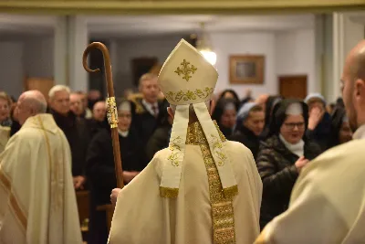 W liturgiczne wspomnienie św. Jana Apostoła (27 grudnia) w katedrze rzeszowskiej celebrowano Eucharystię, której przewodniczył bp Jan Wątroba. Mszę św. koncelebrował abp Edward Nowak, bp Edward Białogłowski, a także ok. 60 kapłanów, którzy wraz z przedstawicielami wspólnot, stowarzyszeń i instytucji modlili się w intencji Biskupa Rzeszowskiego z okazji jego imienin.
Homilię wygłosił ks. Janusz Kosior, proboszcz parafii pw. św. Jadwigi Królowej w Rzeszowie.
Na zakończenie Mszy św. bp Jan Wątroba podziękował za modlitwę i życzenia. 
fot. ks. Jakub Oczkowicz
