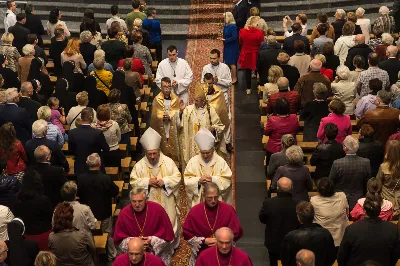 We wtorek 22.10.2019 r. w liturgiczne wspomnienie św. Jana Pawła II bp Jan Wątroba poświęcił ołtarz-relikwiarium ku czci Świętego Papieża na Mszy Świętej o godz. 18.00 jako dar parafian na 100-lecie urodzin Karola Wojtyły. 20 minut przed Mszą Świętą nasz Chór Katedralny Pueri Cantores Resovienses pod dyrekcją Marcina Florczaka wykonał koncert dedykowany św. Janowi Pawłowi II. Po Mszy Świętej Akcja Katolicka naszej parafii poprowadziła różaniec z Ojcem Świętym Janem Pawłem II przy Jego relikwiach. Fot. Dariusz Kamiński (https://fotografiarzeszow.com.pl/) 