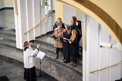 „Nasza wdzięczność jest szczególna wobec osób konsekrowanych za ich czytelne świadectwo wiary i za to, że żyjąc wiarą na co dzień ukazują chrystusowy styl życia” – mówił biskup Jan Wątroba podczas Mszy św. w katedrze rzeszowskiej w święto Ofiarowania Pańskiego. W Eucharystii, z okazji swojego święta patronalnego, uczestniczyły osoby konsekrowane posługujące w diecezji rzeszowskiej.
Mszy św. w katedrze rzeszowskiej przewodniczył bp Jan Wątroba, który modlił się w intencji osób konsekrowanych, przeżywających w święto Ofiarowania Pańskiego (02.02.) swoje święto patronalne. Eucharystię koncelebrował ks. Stanisław Kamiński, wikariusz biskupi ds. zakonnych, a także 9 kapłanów.
Na początku Mszy św. ks. Stanisław Kamiński powitał zebranych i wprowadził w przeżywaną liturgię. Następnie odbył się obrzęd błogosławieństwa świec i procesja z dolnego kościoła do głównej części katedry rzeszowskiej
Homilię wygłosił bp Jan Wątroba, który w pierwszej części, odnosząc się do przeżywanego święta, nawiązał do postawy Matki Najświętszej i św. Józefa. „Maryja uczy nas, że wierność Bogu oznacza wypełnianie prawa Bożego. Ona wypełniła wszystko bez wyjątku. Choć sama nie potrzebowała oczyszczenia, pozostała jednak posłuszna prawu. Skromna, prosta, uboga kobieta, poddana Bogu. W postawie Maryi i Józefa można dostrzec piękną lekcję dla rodziców i wychowawców. Rodzice powinni przedstawiać, czyli zawierzać swoje dzieci Panu Bogu. To jest gest wdzięczności wobec Stwórcy, a także znak wielkiej pokory wobec niełatwej misji rodzicielskiej i wychowawczej. Pełny rozwój człowieka dokonuje się dzięki Bożej łasce, a rodzice powinni się czuć narzędziem Bożej łaski, dlatego powinni często błogosławić swoje dzieci, modlić się za nie i z nimi oraz wciąż na nowo zawierzać je Panu Bogu” – mówił bp Wątroba.
Biskup Rzeszowski odnosząc się do obchodzonego Dnia życia konsekrowanego powiedział: „Trzy elementy wspólnoty: słowo, wierność i otwarcie na Ducha Świętego stanowią istotę życia każdej osoby konsekrowanej. Rozważać słowo Boże, trwać wiernie na modlitwie i być otwartym na to, co Duch Święty chce nam powiedzieć, to wypełnić powołanie do życia konsekrowanego, a jednocześnie wyznać wiarę w Kościół Chrystusowy. Nasza wdzięczność jest szczególna wobec osób konsekrowanych za ich czytelne świadectwo wiary i za to, że żyjąc wiarą na co dzień ukazują chrystusowy styl życia. Towarzyszą nam przez swoją pełną zatroskania miłosierną obecność, ale także przez milczącą obecność przepełnioną modlitwą w intencjach Kościoła, świata, a także poszczególnych osób i wspólnot”.
Po homilii osoby konsekrowane zgromadzone w katedrze odnowiły swoje przyrzeczenia.
Na zakończenie liturgii s. Agata Jakieła CSFN, referentka diecezjalna ds. życia konsekrowanego, podziękowała bp. Janowi Wątrobie za przewodniczenie liturgii i modlitwę w intencji osób życia konsekrowanego.
W Eucharystii w rzeszowskiej katedrze uczestniczyło prawie 100 osób życia konsekrowanego, a pośród nich ojcowie i bracia zakonni, siostry zakonne, wdowy i dziewice konsekrowane oraz członkowie instytutów świeckich. Śpiewy podczas liturgii wykonała Katedralna Schola Liturgiczna pod dyrekcją ks. Juliana Wybrańca, a przy organach zasiadł katedralny organista – Wiesław Siewierski. 

fot. Jola Warchoł
