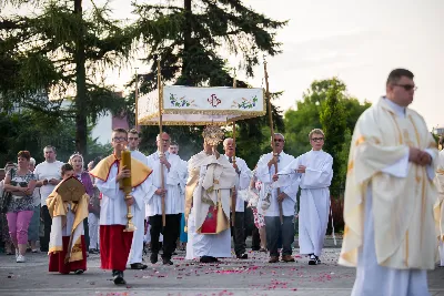 W piątek 28 czerwca obchodziliśmy Uroczystość Najświętszego Serca Pana Jezusa. Jest to nasze święto patronalne złączone z możliwością zyskania odpustu zupełnego. Uroczystej sumie odpustowej przewodniczył bp Edward Białogłowski. Kaznodzieją odpustowym był ks. dr Łukasz Hendzel. fot.: www.facebook.com/Fotografiarzeszow https://fotografiarzeszow.com.pl/