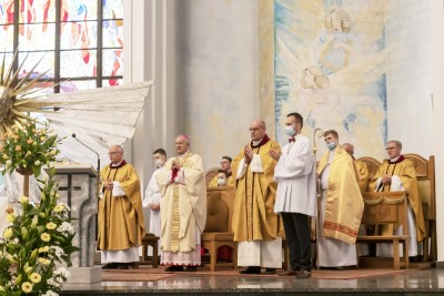 W piątek (11 czerwca) obchodziliśmy Uroczystość Najświętszego Serca Pana Jezusa - nasz odpust parafialny. Dziękujemy za tak liczny udział! Kazania odpustowe wygłosił ks. dziekan Krzysztof Szopa, proboszcz parafii Osobnica, były wikariusz naszej parafii. O godz. 18.00 uroczystej Mszy Świętej przewodniczył bp Jan Ozgi z Kamerunu (wikariusz katedralny w latach 1981-1985). Podczas Mszy Świętej zaśpiewał Katedralny Chór Chłopięco-Męski Pueri Cantores Resovienses i zagrała orkiestra dęta.  fot. Joanna Prasoł