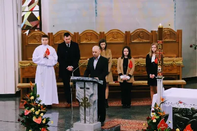 W sobotnie południe 67 naszych młodych parafian przyjęło sakrament bierzmowania. Po dwóch latach przygotowań wyrazili przed bpem Janem Wątrobą swoje pragnienie świadczenia o wierze i życia według jej zasad. Jako motto ich wzrostu w dojrzałości chrześcijańskiej Ksiądz Biskup zaproponował słowa św. Piotra: "Trzeba słuchać bardziej Boga niż ludzi".
Fot. Piotr Reszko i Katarzyna Franiszyn-Luciano
