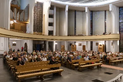 W niedzielę (7 sierpnia 2022 r.) o godz. 20.00 w naszej Katedrze odbył się kolejny koncert w ramach Podkarpackiego Festiwalu Organowego. Wystąpił jego pomysłodawca, założyciel i od 32 lat dyrektor - Marek Stefański. Koncert był również okazją do nabycia wydanej niedawno płyty "Organy Katedry Rzeszowskiej".
fot. Joanna Prasoł