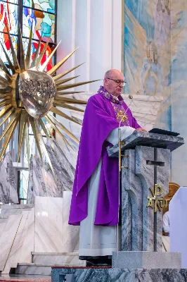 W III niedzielę Wielkiego Postu, 3 marca, podczas Mszy Świętej o godz. 12.00 ks. Krzysztof Gołąbek - proboszcz naszej Katedry, przyjął do grona Liturgicznej Służby Ołtarza dwunastu chłopców. Po odpowiednim przygotowaniu, pod czujnym okiem ks. Pawła Wójcika – opiekuna ministrantów oraz ceremoniarza Rafała Waszczaka i animatorów-praktykantów, otrzymali stopień ministranta choralisty, po raz pierwszy mogli ubrać kołnierzyki, a także otrzymali legitymacje ministranckie. To wielka radość dla naszej parafii. Gratulujemy chłopcom odwagi oraz życzymy wytrwałości w tym pięknym powołaniu, jakim jest służba przy Ołtarzu Pana Jezusa. Podczas Mszy Świętej zaśpiewała Dziewczęca Schola Katedralna.
Zapraszamy wszystkich chętnych chłopców do wstąpienia w szeregi katedralnej Liturgicznej Służby Ołtarza. Zainteresowanych prosimy o kontakt z ks. Pawłem Wójcikiem.
Rafał Waszczak
fot. Joanna Prasoł