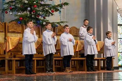 W niedzielę Chrztu Pańskiego, 8 stycznia, w ostatnim dniu okresu Bożego Narodzenia podczas Mszy Świętej o godz. 9.00 ks. Krzysztof Gołąbek, proboszcz naszej Katedry, przyjął do grona Liturgicznej Służby Ołtarza pięciu chłopców.
Po odpowiednim przygotowaniu, pod czujnym okiem ks. Pawła Wójcika – opiekuna ministrantów oraz ceremoniarza Rafała Waszczaka, otrzymali stopień choralisty, po raz pierwszy mogli ubrać kołnierzyki, a także otrzymali legitymacje ministranckie. To wielka radość dla naszej parafii. Gratulujemy chłopcom odwagi oraz życzymy wytrwałości w tym pięknym powołaniu, jakim jest służba przy Ołtarzu Pana Jezusa.
Drugim bardzo ważnym momentem w tym dniu było wręczenie pucharów dla trzech najlepszych ministrantów 2022 roku. Złotym ministrantem niezmiennie od kilku lat został animator Wojciech Jędrzejewski, srebrnym Adam Sowa, brązowym – najmłodszy w naszej wspólnocie – Dawid Pruchnicki. Gratulujemy im pięknej służby.
Zapraszamy wszystkich chętnych chłopców do wstąpienia w szeregi katedralnej Liturgicznej Służby Ołtarza.
Zainteresowanych prosimy o kontakt z ks. Pawłem Wójcikiem.

Rafał Waszczak
fot. Joanna Prasoł 