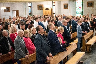 9 kwietnia w Katedrze 42 młodych osób z parafii katedralnej oraz 14 parafii Matki Bożej Częstochowskiej w Rzeszowie (Drabinianka) otrzymało sakrament bierzmowania, którego udzielił bp Jan Wątroba.
Przygotowania młodzieży trwały 2 lata, a odbywały się pod okiem ks. Krzysztofa, ks. Pawła, ks. Szczepana, s. Ewy oraz pani Agnieszki i obejmowały m.in. katechezy, spotkania formacyjne, a także przystąpienie do sakramentu pokuty. We wtorkowy wieczór kandydaci wraz ze swoimi świadkami, rodzicami, chrzestnymi czy też dziadkami zgromadzili się w Katedrze, by prosić o dary Ducha Świętego, umacniające w mężnym wyznawaniu wiary i postępowaniu według jej zasad.
Wszystkich zgromadzonych w świątyni przywitał ks. Krzysztof Gołąbek – proboszcz parafii katedralnej. Mszę Świętą koncelebrowali także ks. Tadeusz Pindara – proboszcz parafii Matki Bożej Częstochowskiej oraz kapłani posługujący w obydwu parafiach.
Następnie prośbę o udzielenie sakramentu bierzmowania zgromadzonym młodym oraz o modlitwę skierowali do Księdza Biskupa rodzice kandydatów.
W homilii bp Jan zachęcił młodych, aby w tym wyjątkowym dniu obrali Ducha Świętego za życiowego przewodnika towarzszącego im przy ważnych wyborach czy podchodzeniu do egzaminów – także tych życiowych. Wyjaśnił również znaczenie imienia Ducha Świętego – Paraklet – które tłumaczone z jęz. greckiego oznacza obrońcę, adwokata – nigdy prokuratora, nawet nie sędziego.
Będziecie moimi świadkami, gdy was umocni Duch Święty – mówi Pan Jezus. Niech nie będzie niedzieli i uroczystości bez udziału we Mszy Świętej – to jest moment dawania świadectwa. Właśnie przez zaangażowane, pełne uczestnictwo w najpiękniejszej modlitwie, jaką ma Kościół, czyli w Mszy Świętej, zdacie egzamin ze swojej dojrzałości chrześcijańskiej.
Na koniec celebrans odwołał się do obchodzonej poprzedniego dnia Uroczystości Zwiastowania Pańskiego i postawy Maryi wobec planu Bożego w Jej życiu oraz drogi, przez którą prowadził Ją Duch Święty. Podkreślił, że właśnie Maryja uczy, jak być uczennicą Ducha Świętego.
Po homilii miało miejsce odnowienie przyrzeczeń chrzcielnych. Następnie odbyła się najważniejsza część uroczystości – modlitwa Księdza Biskupa oraz namaszczenie krzyżmem każdego kandydata.
Sakrament bierzmowania jest koniecznym dopełnieniem sakramentu chrztu i wiąże się również z obraniem konkretnego patrona, którego życie i przymioty są wzorem dla młodego człowieka otrzymującego Ducha Świętego. Kandydat do bierzmowania ma więc okazję wybrać sobie świętego czy błogosławionego, którego droga do świętości najbardziej go zachwyciła. Może być to patron, którego imię nosi już od chrztu; może też wybrać sobie drugiego patrona. 
W związku z tym podczas namaszczenia krzyżmem biskup zwraca się do bierzmowanego nowo wybranym imieniem.
Po liturgii sakramentu bierzmowania miała miejsce modlitwa powszechna i liturgia eucharystyczna. Na koniec młodzi złożyli podziękowania Księdzu Biskupowi, Księżom Proboszczom oraz wszystkim, którzy poprzez swój wkład, posługę i zaangażowanie przyczynili się do przygotowania oraz przeżycia tej wyjątkowej uroczystości. Pamiątką było wspólne zdjęcie po zakończonej Mszy Świętej.
Posługę muzyczną w czasie uroczystości pełniła Katedralna Schola Liturgiczna pod dyrekcją ks. Juliana Wybrańca.

fot. Leszek Drzał
