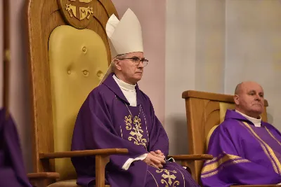 Mszy św. w Środę Popielcową na rozpoczęcie Wielkiego Postu w katedrze rzeszowskiej przewodniczył bp Jan Wątroba. Eucharystię koncelebrowali: ks. Łukasz Cyrnek, ks. Krzysztof Golas, ks. Krzysztof Gołąbek, ks. Sławomir Jeziorski, ks. Dominik Kiełb, ks. Jakub Nagi i ks. Nikodem Rybczyk.
Homilię wygłosił ks. Julian Wybraniec, wikariusz parafii katedralnej. Kaznodzieja w rozważaniu mówił o symbolice popiołu, którym w Środę Popielcową posypuje się głowy uczestników liturgii.
Po homilii odbył się obrzęd wybrania i wpisania imion do księgi katechumenów dwóch kobiet, które, jako dorosłe, przygotowują się do przyjęcia sakramentów inicjacji chrześcijańskiej.
Następnie odbył się obrzęd posypania popiołem.
Podczas Mszy św. posługę muzyczną pełniła Katedralna Schola Liturgiczna. Eucharystia była transmitowana przez Katolickie Radio VIA.
fot. ks. Jakub Oczkowicz