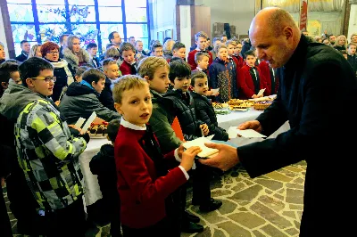 26 grudnia o godz. 12.00 Mszy Świętej w naszej Katedrze przewodniczył Ks. Bp Kazimierz Górny. Podczas Mszy Świętej śpiewał chór katedralny Pueri Cantores Resovienses. Po Mszy Świętej Ksiądz Biskup wraz z chórzystami dzielili się opłatkiem.
fot. Andrzej Kotowicz