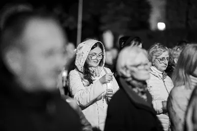 Ponad 100 lat temu, w roku 1917 r. w Fatimie, Matka Boża każdego 13. dnia miesiąca od maja do października objawiała się trójce dzieci: Łucji, Hiacyncie i Franciszkowi. Prosiła ich wówczas o odmawianie modlitwy różańcowej w intencji pokoju na świecie i nawrócenia grzeszników. Wzorem tych wydarzeń w wielu parafiach w Polsce i na świecie prowadzone są nabożeństwa fatimskie. Nie inaczej jest w rzeszowskiej katedrze, gdzie 13 października zakończono cykl tegorocznych spotkań modlitewnych przy figurze Pani Fatimskiej. Wieczór fatimski rozpoczął się o godz. 18:40 odczytaniem próśb i podziękowań do Matki Bożej Fatimskiej. Wcześniej wierni mogli skorzystać z sakramentu pokuty. O godz. 19:00 odprawiono uroczystą Mszę Świętą, której przewodniczył ks. Andrzej Szpaczyński – ojciec duchowny w Wyższym Seminarium Duchownym w Rzeszowie. Wygłosił on także homilię, w której nawiązał do liturgii słowa z dnia, przyrównując ją do myślenia współczesnego człowieka. „Jezus mówi do nas «Kto nie jest ze mną, jest przeciwko mnie». Można pomyśleć: jestem teraz w kościele, modlę się, spowiadam, przyjmuję sakramenty, ale czy rzeczywiście jestem z Jezusem czy tylko z Nim bywam? Czy jestem w Jego obecności cały czas czy jedynie bywam z Nim przez pewne chwile w ciągu dnia? Być z Jezusem to być po Jego stronie, mieć podobne myślenie, jak On, które przejawia się w czynach, podejmowanych decyzjach, a także w patrzeniu na drugiego. To wiara jest filtrem, który pozwala zobaczyć w drugim człowieku nie przeciwnika, ale brata – nawet jeśli jest on inny lub myśli inaczej. Wiara może pomagać wchodzić z nim w relację. Warto zadać sobie pytanie: czy mam w sobie ten filtr, ten sposób patrzenia, dzięki któremu jestem po stronie Jezusa?”. Następnie celebrans przywołał wydarzenia z portugalskiego miasteczka: „Choć nie jesteśmy świadkami cudu słońca, który zobaczył dziesięciotysięczny tłum 13 października 1917 w Fatimie, to słyszymy dzisiaj wezwanie do nawrócenia i pokuty. Każdy z nas jest wezwany, by się nawracać. Być może nawróceniu powinno ulec nasze spojrzenie na innych, by zobaczyć w nich dobro, a na świat patrzeć z wiarą”. Mszę Świętą koncelebrowali ks. Bogusław Babiarz – dyrektor administracyjny WSD w Rzeszowie, ks. Krzysztof Gołąbek – proboszcz parafii katedralnej oraz ks. Michał Rurak – katedralny wikariusz. Posługę w czasie liturgii pełnili alumni rzeszowskiego seminarium, którzy wraz z diakonem Łukaszem prowadzili także modlitwę różańcową z rozważaniami opartymi o historię błogosławionej rodziny Ulmów. Korzystając z ciepłej, jesiennej pogody po zakończonej Mszy Świętej odbyła się procesja na placu przed świątynią z figurą Pani Fatimskiej. Wierni z świecami w rękach zawierzali siebie, swoje rodziny i wszelkie troski w modlitwie różańcowej. Duchowo łączyli się z nimi słuchacze katolickiego radia VIA, które transmitowało całe nabożeństwo. Przed wyśpiewaniem Apelu Jasnogórskiego ks. Krzysztof, proboszcz parafii katedralnej, podsumował tegoroczne nabożeństwa fatimskie, dziękując wiernym za uczestnictwo w uwielbieniu Boga za przyczyną Pani Fatimskiej. W sposób szczególny podziękowania skierował do braci alumnów z roku propedeutycznego, życząc, aby modlitwa przy figurze Matki Bożej z Fatimy umacniała rozeznawanie drogi ich powołania. Wyrazy wdzięczności popłynęły w stronę kapłanów z dekanatu Rzeszów-Katedra, sióstr zakonnych, orkiestry pod batutą Tadeusza Cielaka, która uświetniała każde z tegorocznych nabożeństw oraz słuchaczy katolickiego radia VIA. Do godz. 22:00 w świątyni trwała adoracja Najświętszego Sakramentu, w której wierni licznie uczestniczyli. Od listopada do kwietnia 13. dnia miesiąca w świątyni katedralnej prowadzona jest modlitwa różańcowa przy figurze Matki Bożej Fatimskiej o godz. 17:30. Niech wezwanie Maryi do codziennej modlitwy różańcowej przyświeca nam nie tylko w październiku i przy okazji nabożeństw fatimskich, ale każdego dnia. 
tekst: Angelika Karnasiewicz 
fot. Jola Warchoł