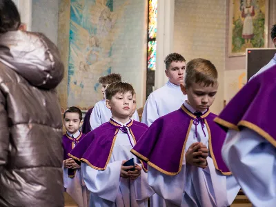 W V Niedzielę Wielkiego Postu, podczas Mszy Świętej o godz. 12:00, ks. Krzysztof Gołąbek – proboszcz naszej Katedry, przyjął do grona Liturgicznej Służby Ołtarza siedmiu nowych ministrantów. Po odpowiednim przygotowaniu, pod czujnym okiem ks. Pawła Wójcika oraz animatorów Adama i Miłosza, chłopcy otrzymali stopień ministranta choralisty – po raz pierwszy założyli kołnierzyki i otrzymali legitymacje ministranckie. To wyjątkowy moment i ogromna radość dla naszej wspólnoty! Podczas Mszy Świętej zaśpiewała Dziewczęca Schola Katedralna. Serdecznie gratulujemy chłopcom odwagi oraz życzymy wytrwałości w tej pięknej służbie przy Ołtarzu Pana Jezusa. Jeśli chcesz dołączyć do grona ministrantów – serdecznie zapraszamy! Zainteresowanych prosimy o kontakt z ks. Pawłem Wójcikiem.
fot. Antoni Ważny