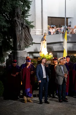 W środę 13 września przeżywaliśmy kolejne w tym roku Nabożeństwo Fatimskie. O godz. 18.40 zostały przedstawione prośby i podziękowania do Matki Bożej Fatimskiej, w intencji których sprawowana była także Msza Święta. Eucharystii przewodniczył i homilię wygłosił ks. Marek Kotwa – wikariusz parafii pw. Św. Michała Archanioła w Rzeszowie. Po Mszy Świętej wyruszyła procesja z figurą Matki Bożej, podczas której modlitwę różańcową prowadzili przedstawiciele parafii pw. Św. Jadwigi Królowej wraz ze swoimi duszpasterzami: ks. Tomaszem Gałuszką oraz ks. Łukaszem Mariuszycem, zaś figurę Matki Bożej nieśli przedstawiciele Bractwa św. Michała Archanioła, Rycerzy Kolumba oraz Związku Strzeleckiego "Strzelec". Modlitwę ubogaciła obecność Orkiestry Dętej pod dyrekcją Tadeusza Cielaka. Nabożeństwo zakończył Apel Jasnogórski. fot. Jola Warchoł