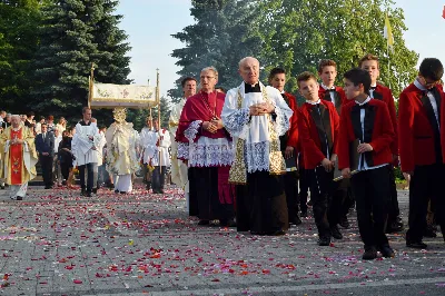 W piątek 8 czerwca obchodziliśmy Uroczystość Najświętszego Serca Pana Jezusa. Jest to nasze święto patronalne złączone z możliwością zyskania odpustu zupełnego. Uroczystej sumie odpustowej przewodniczył bp Kazimierz Górny. Kaznodzieją odpustowym był ks. Mieczysław Lignowski. fot. Joanna Prasoł