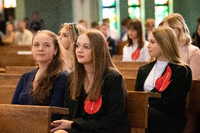 9 kwietnia w Katedrze 42 młodych osób z parafii katedralnej oraz 14 parafii Matki Bożej Częstochowskiej w Rzeszowie (Drabinianka) otrzymało sakrament bierzmowania, którego udzielił bp Jan Wątroba.
Przygotowania młodzieży trwały 2 lata, a odbywały się pod okiem ks. Krzysztofa, ks. Pawła, ks. Szczepana, s. Ewy oraz pani Agnieszki i obejmowały m.in. katechezy, spotkania formacyjne, a także przystąpienie do sakramentu pokuty. We wtorkowy wieczór kandydaci wraz ze swoimi świadkami, rodzicami, chrzestnymi czy też dziadkami zgromadzili się w Katedrze, by prosić o dary Ducha Świętego, umacniające w mężnym wyznawaniu wiary i postępowaniu według jej zasad.
Wszystkich zgromadzonych w świątyni przywitał ks. Krzysztof Gołąbek – proboszcz parafii katedralnej. Mszę Świętą koncelebrowali także ks. Tadeusz Pindara – proboszcz parafii Matki Bożej Częstochowskiej oraz kapłani posługujący w obydwu parafiach.
Następnie prośbę o udzielenie sakramentu bierzmowania zgromadzonym młodym oraz o modlitwę skierowali do Księdza Biskupa rodzice kandydatów.
W homilii bp Jan zachęcił młodych, aby w tym wyjątkowym dniu obrali Ducha Świętego za życiowego przewodnika towarzszącego im przy ważnych wyborach czy podchodzeniu do egzaminów – także tych życiowych. Wyjaśnił również znaczenie imienia Ducha Świętego – Paraklet – które tłumaczone z jęz. greckiego oznacza obrońcę, adwokata – nigdy prokuratora, nawet nie sędziego.
Będziecie moimi świadkami, gdy was umocni Duch Święty – mówi Pan Jezus. Niech nie będzie niedzieli i uroczystości bez udziału we Mszy Świętej – to jest moment dawania świadectwa. Właśnie przez zaangażowane, pełne uczestnictwo w najpiękniejszej modlitwie, jaką ma Kościół, czyli w Mszy Świętej, zdacie egzamin ze swojej dojrzałości chrześcijańskiej.
Na koniec celebrans odwołał się do obchodzonej poprzedniego dnia Uroczystości Zwiastowania Pańskiego i postawy Maryi wobec planu Bożego w Jej życiu oraz drogi, przez którą prowadził Ją Duch Święty. Podkreślił, że właśnie Maryja uczy, jak być uczennicą Ducha Świętego.
Po homilii miało miejsce odnowienie przyrzeczeń chrzcielnych. Następnie odbyła się najważniejsza część uroczystości – modlitwa Księdza Biskupa oraz namaszczenie krzyżmem każdego kandydata.
Sakrament bierzmowania jest koniecznym dopełnieniem sakramentu chrztu i wiąże się również z obraniem konkretnego patrona, którego życie i przymioty są wzorem dla młodego człowieka otrzymującego Ducha Świętego. Kandydat do bierzmowania ma więc okazję wybrać sobie świętego czy błogosławionego, którego droga do świętości najbardziej go zachwyciła. Może być to patron, którego imię nosi już od chrztu; może też wybrać sobie drugiego patrona. 
W związku z tym podczas namaszczenia krzyżmem biskup zwraca się do bierzmowanego nowo wybranym imieniem.
Po liturgii sakramentu bierzmowania miała miejsce modlitwa powszechna i liturgia eucharystyczna. Na koniec młodzi złożyli podziękowania Księdzu Biskupowi, Księżom Proboszczom oraz wszystkim, którzy poprzez swój wkład, posługę i zaangażowanie przyczynili się do przygotowania oraz przeżycia tej wyjątkowej uroczystości. Pamiątką było wspólne zdjęcie po zakończonej Mszy Świętej.
Posługę muzyczną w czasie uroczystości pełniła Katedralna Schola Liturgiczna pod dyrekcją ks. Juliana Wybrańca.

fot. Leszek Drzał
