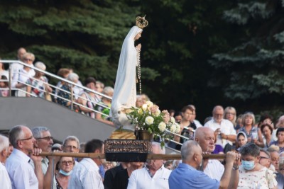 We wtorek 13 lipca przeżywaliśmy uroczyste Nabożeństwo Fatimskie. Naszym modlitwom przewodniczył ks. Patryk Chmielewski SDB. O godz. 18.40 zostały przedstawione prośby i podziękowania do Matki Bożej Fatimskiej, w intencji których sprawowana była także Msza Święta. Po Mszy Świętej wyruszyła procesja z figurą Matki Bożej. Nabożeństwo zakończył Apel Jasnogórski. fot. Joanna Prasoł