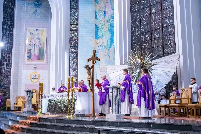 W Środę Popielcową (14 lutego) biskup Jan Wątroba odprawił w katedrze rzeszowskiej Mszę Świętą na rozpoczęcie Wielkiego Postu. Homilię wygłosił ks. dr Paweł Koleśnikowicz, który prowadzi rekolekcje wielkopostne w parafii katedralnej. Podczas Eucharystii odbył się obrzęd posypania głów popiołem. Śpiew podczas liturgii prowadziła Katedralna Schola Liturgiczna. Liturgia była transmitowana przez Radio VIA. fot. Joanna Prasoł