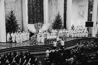 W liturgiczne święto św. Jana Apostoła i Ewangelisty, w katedrze rzeszowskiej duchowni i świeccy modlili się w intencji bp. Jana Wątroby. Eucharystię, której przewodniczył Solenizant, koncelebrowali: bp Kazimierz Górny, bp Edward Białogłowski oraz 56 księży.  fot. Dariusz Kamiński (https://fotografiarzeszow.com.pl)