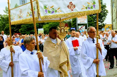 W czwartek w Uroczystość Najświętszego Ciała i Krwi Pańskiej (Boże Ciało) Msza Święta parafialna o godz. 12.00 była sprawowana na osiedlu Drabinianka na placu zieleni między ul. Graniczną i Zieloną. Dziękujemy parafianom za zaangażowanie i pomoc w przygotowaniu ołtarzy: - Ołtarz Mszy Świętej - Spółdzielnia Mieszkaniowa Metalowiec i mieszkańcy ul. Zielonej. - I ołtarz przy kapliczce Matki Bożej Fatimskiej – mieszkańcy bloku ul. Cicha 9. - II ołtarz przy Akademikach – mieszkańcy bloków ul. Cicha 3 i 7. - III ołtarz przed „Energetykiem” mieszkańcy bloku Kwiatkowskiego 5. - IV ołtarz obok bloków ul. Graniczna 4a i 4b – mieszkańcy tychże bloków.  fot. Andrzej Kotowicz