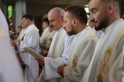 „Eucharystia powinna nas prowadzić do odkrycia kapłańskiej misji Ludu Bożego, kapłańskiej misji każdego z nas” – powiedział Biskup Rzeszowski podczas Mszy Wieczerzy Pańskiej, której przewodniczył w katedrze rzeszowskiej w Wielki Czwartek, 2 kwietnia 2026 r.
Podczas uroczystej liturgii Wielkiego Czwartku w katedrze rzeszowskiej, której przewodniczył bp Jan Wątroba, wierni zostali zaproszeni do refleksji nad tajemnicą Eucharystii, kapłaństwa oraz powołania całego Ludu Bożego do udziału w misji Chrystusa. Na zakończenie homilii biskup zachęcił do szczególnej modlitwy za kapłanów, zwłaszcza tych przeżywających trudności i kryzysy. „Panie Jezu, dobry pasterzu i towarzyszu wędrówki, dziś powierzamy Ci wszystkich kapłanów, ale zwłaszcza tych, którzy przechodzą chwilę kryzysu” – powiedział Biskup Rzeszowski. Wezwał także wspólnotę wiernych do troski o kapłanów poprzez modlitwę, życzliwość i wsparcie.
Wielkoczwartkowa liturgia w katedrze rzeszowskiej stała się nie tylko dziękczynieniem za dar Eucharystii i kapłaństwa, ale także wezwaniem do odnowienia świadomości odpowiedzialności każdego wiernego za życie Kościoła i świadectwo wiary w świecie. fot. ks. Jakub Oczkowicz