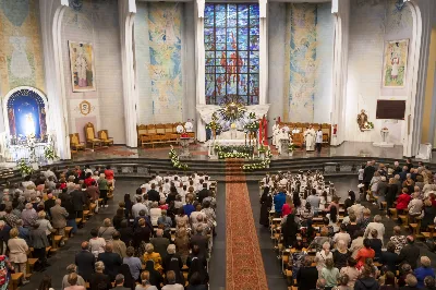 13 maja 1917 r. Matka Boża po raz pierwszy objawiła się w Fatimie trojgu dzieciom: Łucji, Hiacyncie i Franciszkowi, pozostawiając wezwanie do czynienia pokuty i porzucenia grzechu. W odpowiedzi na ten apel, w 105. rocznicę tego wydarzenia wierni licznie zgromadzili się w Katedrze Rzeszowskiej na wspólnej modlitwie do Pani Fatimskiej, prosząc o pokój na świecie, nawrócenie grzeszników i o łaskę stawania się wiernymi uczniami Chrystusa. Pierwsze w tym roku Nabożeństwo Fatimskie rozpoczęło się o godz. 18.30 odśpiewaniem Litanii Loretańskiej oraz przedstawieniem próśb i podziękowań do Matki Bożej Fatimskiej. O godz. 19.00 miała miejsce uroczysta Msza Święta, której przewodniczył bp Stanisław Jamrozek – biskup pomocniczy archidiecezji przemyskiej. Skierował on do zgromadzonych słowo Boże, podkreślając znaczenie wiary w codziennym życiu. Przytoczył słowa papieża Benedykta XVI, który mówił, że „wierzyć to znaczy uznać za prawdę to, czego do końca nie ogarnie nasz umysł. Trzeba przyjąć to, co Bóg nam objawia o sobie, o nas samych i otaczającej nas rzeczywistości, także tej niewidzialnej”. Biskup Stanisław przypomniał wciąż aktualne orędzie Maryi do pokuty, nawrócenia i modlitwy różańcowej. Zwrócił się również do dzieci pierwszokomunijnych, przeżywających swój Biały Tydzień, zachęcając je do modlitwy w ich dziecięcej prostocie i szczerości. Mszę Świętą koncelebrowali ks. Krzysztof Gołąbek – proboszcz parafii katedralnej, ks. Jerzy Buczek – dyrektor Domu Księży Seniorów w Rzeszowie oraz ks. Jakub Nagi – wicedyrektor Radia Via. Ze względu na złe warunki atmosferyczne, w trosce o bezpieczeństwo wiernych, zrezygnowano z procesji z figurą Matki Bożej i relikwiami dzieci fatimskich, która tradycyjnie odbywa się na placu przed Katedrą. Wierni składali swoje intencje przy figurze Matki Bożej Fatimskiej w modlitwie różańcowej, którą poprowadzili ks. Szczepan Węglowski z młodzieżą. Włączyli się w nią także kapłani z dekanatu. Wieczór poświęcony Matce Bożej Fatimskiej zakończyło wspólne odśpiewanie Apelu Jasnogórskiego, po którym jeszcze przez godzinę trwała adoracja Najświętszego Sakramentu. W posługę muzyczną podczas Eucharystii włączyli się Katedralny Chór Chłopięco-Męski Pueri Cantores Resovienses pod dyrekcją Marcina Florczaka oraz orkiestra dęta prowadzona przez Tadeusza Cielaka. Kolejne Nabożeństwa Fatimskie odbędą się w każdy 13. dzień miesiąca do października. Angelika Karnasiewicz fot. Joanna Prasoł