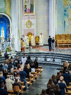 W sobotnie południe 67 naszych młodych parafian przyjęło sakrament bierzmowania. Po dwóch latach przygotowań wyrazili przed bpem Janem Wątrobą swoje pragnienie świadczenia o wierze i życia według jej zasad. Jako motto ich wzrostu w dojrzałości chrześcijańskiej Ksiądz Biskup zaproponował słowa św. Piotra: "Trzeba słuchać bardziej Boga niż ludzi".
Fot. Piotr Reszko i Katarzyna Franiszyn-Luciano