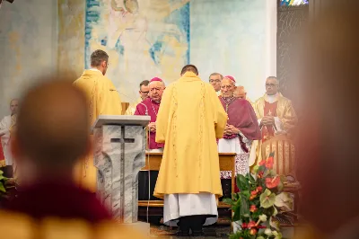 „Na swoje życie i swoje kapłaństwo trzeba popatrzeć w świetle Bożej miłości. Inaczej go nie pojmiemy ani my, ani ci, którzy będą na nas patrzeć” – mówił bp Jan Wątroba podczas Mszy św. z udzieleniem święceń prezbiteratu. 4 czerwca 2022 r. w kościele katedralnym jedenastu diakonów diecezji rzeszowskiej przyjęło sakrament kapłaństwa.
Do grona neoprezbiterów diecezji rzeszowskiej należą: ks. Sebastian Bełz z parafii w Nienadówce, ks. Krzysztof Lampart z parafii w Rudnej Wielkiej, ks. Mateusz Łachmanek z parafii w Lipinkach, ks. Karol Migut z parafii w Jasionce, ks. Marcin Murawski z parafii katedralnej w Rzeszowie, ks. Adrian Pazdan z parafii w Zagorzycach, ks. Tomasz Sienicki z parafii w Bieździedzy, ks. Dominik Świeboda z parafii w Palikówce, ks. Piotr Wąsacz z parafii bł. Władysława Findysza w Rzeszowie, ks. Mateusz Wojtuń z parafii w Święcanach oraz ks. Wiktor Zoła z parafii w Cieklinie.
Mszy św. przewodniczył i święceń udzielił bp Jan Wątroba. Eucharystię koncelebrowało około osiemdziesięciu księży, m.in: przełożeni Wyższego Seminarium Duchownego w Rzeszowie oraz proboszczowie i wikariusze z parafii rodzinnych neoprezbiterów. W Mszy św. uczestniczył abp Edward Nowak, bp Kazimierz Górny i bp Edward Białogłowski.
Zebranych w kościele katedralnym powitał ks. Krzysztof Gołąbek, proboszcz parafii.
W homilii bp Jan Wątroba nawiązał do słów z Ewangelii według św. Jana w których Chrystus tłumaczy co to znaczy być dobrym pasterzem. „Być kapłanem w Kościele Chrystusowym to znaczy mieć udział w Jego pasterskiej misji i stale upodabniać się do Dobrego Pasterza, który zna owce, karmi je, broni i jest gotów oddać życie dla ich dobra” – mówił hierarcha.
Po homilii odbył się obrzędy święceń: przyrzeczenie czci i posłuszeństwa Biskupowi Ordynariuszowi, Litania do Wszystkich Świętych podczas której kandydaci leżeli krzyżem, nałożenie rąk, modlitwa święceń oraz namaszczenie rąk krzyżmem i wręczenie chleba i wina. Podczas Liturgii Eucharystycznej nowo wyświęceni po raz pierwszy wyciągnęli dłonie nad chlebem i winem wypowiadając słowa konsekracji.
Na zakończenie Mszy św. ks. Tomasz Sienicki, podziękował w imieniu nowo wyświęconych wszystkim, którzy przyczynili się do przygotowania ich do kapłaństwa. Słowa wdzięczności, m.in. przełożonym Wyższego Seminarium Duchownego w Rzeszowie i rodzicom neoprezbiterów, wypowiedział bp Jan Wątroba. 
W drodze do zakrystii neoprezbiterzy zatrzymali się przy figurze Matki Bożej Fatimskiej zawierzając swoje kapłaństwo Matce Bożej.
W niedzielę, 5 czerwca, w Uroczystość Zesłania Ducha Świętego, neoprezbiterzy będą sprawować w swoich rodzinnych parafiach uroczyste Msze św. prymicyjne, a w najbliższych tygodniach otrzymają skierowania do parafii.

Fot. ks. Jakub Nagi oraz biala-wrona.pl
