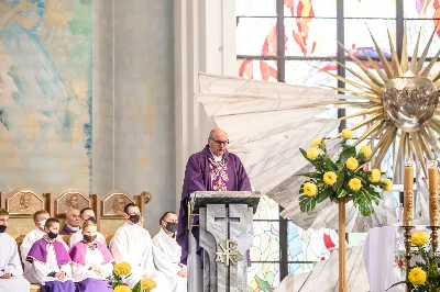 W czwartek 5 listopada o godz. 11.00 Mszą Świętą pogrzebową pożegnaliśmy śp. ks. inf. Stanisława Maca - pierwszego proboszcza i budowniczego Rzeszowskiej Katedry, byłego prepozyta Kapituły Katedralnej i długoletniego dziekana dekanatu Rzeszów – Katedra.  Mszy Świętej przewodniczył bp Jan Wątroba, homilię wygłosił ks. Stanisław Potera. W koncelebrze uczestniczył bp Stanisław Jamrozek - biskup pomocniczy przemyski i ok. 50 księży. fot. Dariusz Kamiński Fotografiarzeszow