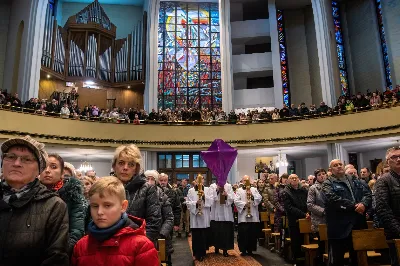 Liturgia Męki Pańskiej rozpoczęła się od procesji wejścia w zupełnej ciszy i gestu prostracji – pokornego padnięcia twarzą do ziemi głównego celebransa – Biskupa Rzeszowskiego Jana Wątroby. Drugim etapem nabożeństwa była Liturgia Słowa. Jej centrum stanowiła Męka Pańska w relacji wg św. Jana – odśpiewana przez ks. Juliana Wybrańca, kl. Dawida Piroga oraz kl. Karola Baraniewicza, z partiami tłumu wykonanymi przez Katedralny Chór Chłopięco-Męski Pueri Cantores Resovienses (tenory i basy), pod dyrekcją ks. dra Andrzeja Widaka we współpracy z Angelą Pacutą i Edytą Kotulą, dyrygentkami chóru.

W homilii bp Jan Wątroba zapraszał do odczytania na nowo sensu krzyża Jezusa i Jego Orędzia.

Trzecią częścią liturgii była adoracja krzyża. W pierwszej kolejności krzyż adorowali poprzez ucałowanie: Ksiądz Biskup, księża z Wyższego Seminarium Duchownego w Rzeszowie, księża katedralni oraz siostry zakonne. Następnie hołd krzyżowi oddali wszyscy wierni, wpatrując się w krzyż trzymany przez ks. Krzysztofa Gołąbka, proboszcza katedry.

Ostatnią częścią liturgii był obrzęd Komunii św. zakończony przeniesieniem Pana Jezusa w monstrancji do tzw. Bożego grobu. W tym roku dekoracja grobu nawiązuje do przeżywanego roku duszpasterskiego pt. „Wierzę w Kościół Chrystusowy”. Projekt autorstwa ks. Pawła Wójcika, wikariusza katedralnego, zachęca do pogłębienia relacji z Jezusem i jak wzywa napis umieszczony na grobie do „zakorzenienia w Kościele Chrystusa”.
fot. Joanna Prasoł 