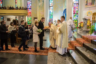 Uroczystość Chrystusa Króla to także święto Akcji Katolickiej i KSM-u. Centralnej uroczystości w Katedrze przewodniczył biskup diecezjalny Jan Wątroba. Eucharystię koncelebrowało 25 księży, wśród nich ks. Stanisław Potera – asystent diecezjalny AK i ks. Tomasz Ryczek – asystent diecezjalny KSM. Po wyznaniu wiary 88 młodych osób złożyło przyrzeczenie Katolickiego Stowarzyszenia Młodzieży. Obrzęd przyrzeczenia prowadził Paweł Grodzki – prezes KSM Diecezji Rzeszowskiej. Ceremonia zakończyła się odśpiewaniem hymnu KSM i zawołaniem: „Przez cnotę, naukę i pracę, służyć Bogu i Ojczyźnie, Gotów!”

Po Komunii św. bp Jan Wątroba, razem z ks. Stanisławem Poterą, wręczył nominacje 20 nowym prezesom oddziałów parafialnych Akcji Katolickiej. Krótkie przemówienia wypowiedzieli kolejno: Jeremi Kalkowski – prezes Zarządu Diecezjalnego Instytutu AK i Paweł Grodzki.

Po Komunii św. wszyscy zebrani uklękli przed Najświętszym Sakramentem. Biskup Ordynariusz odczytał Jubileuszowy Akt Przyjęcia Jezusa Chrystusa za Króla i Pana.

Po Mszy św. bp Jan Wątroba wręczył odznaki i legitymacje nowym członkom KSM.

fot. Fotografiarzeszow